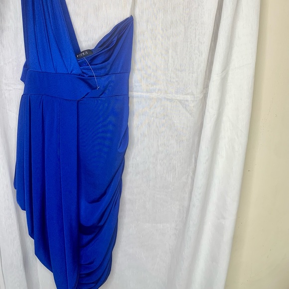 Beautiful Dress. - Picture 3 of 4